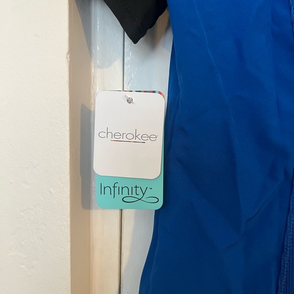 Cherokee Infinity scrub Top - Picture 4 of 5